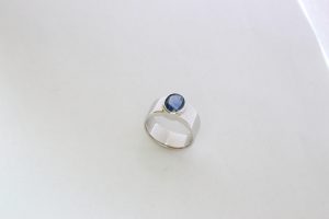Fotografie eines Rings blauer Saphir