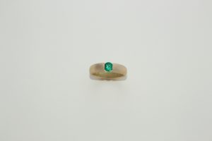 Fotografie eines Smaragdrings in Spannringoptik