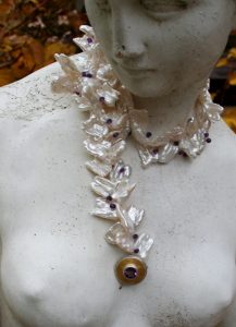 Fotografie eines „Fliegende Perlen" Colliers